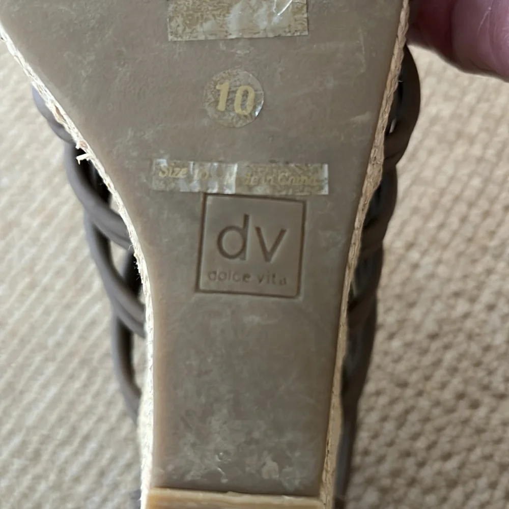 Dolce Vita Wedge Sandel Color Taupe Size 10